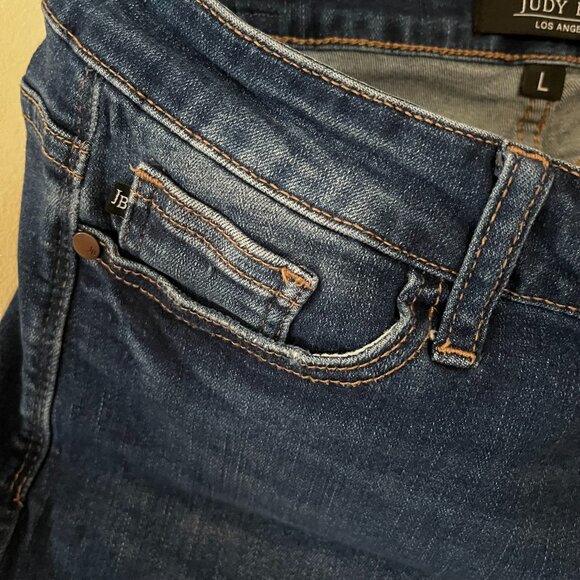 LIKE NEW} Judy Blue, 5-Pocket Mid-Rise, Cuffed Shorts / Size L - Picture 5 of 9
